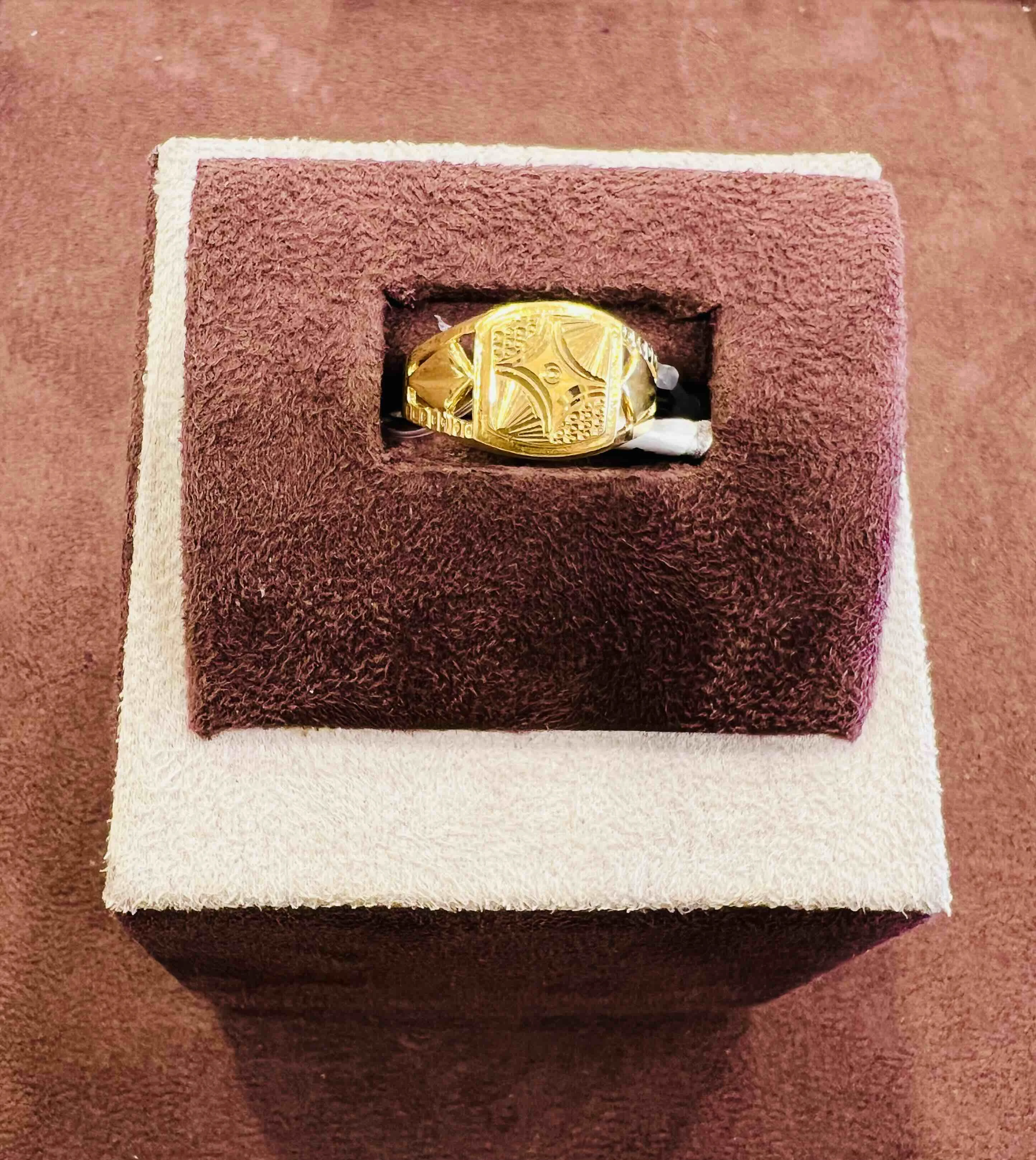 3/159 Intricately Etched Oval Gold Ring