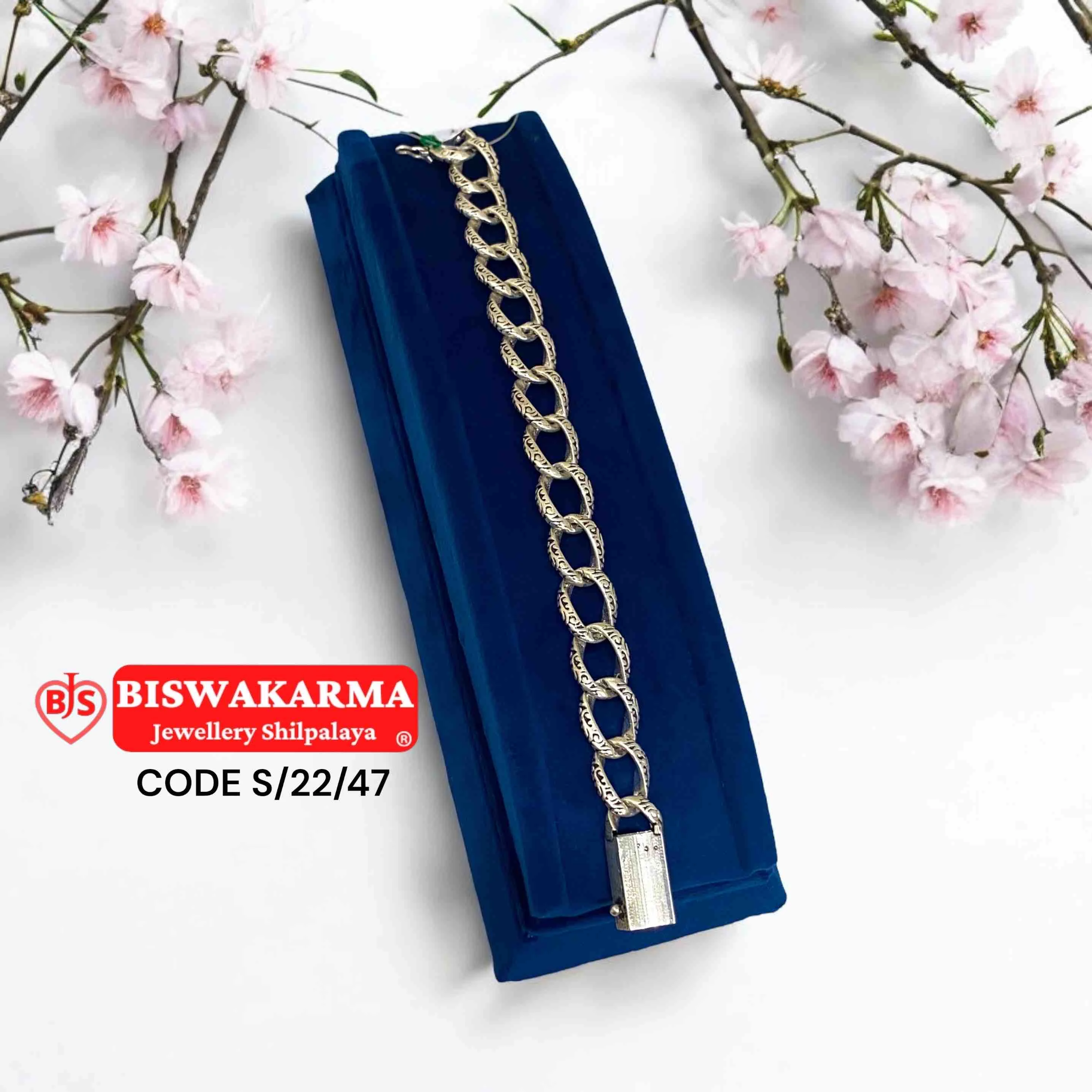 S/22/47 Bold Link Silver Wristlet