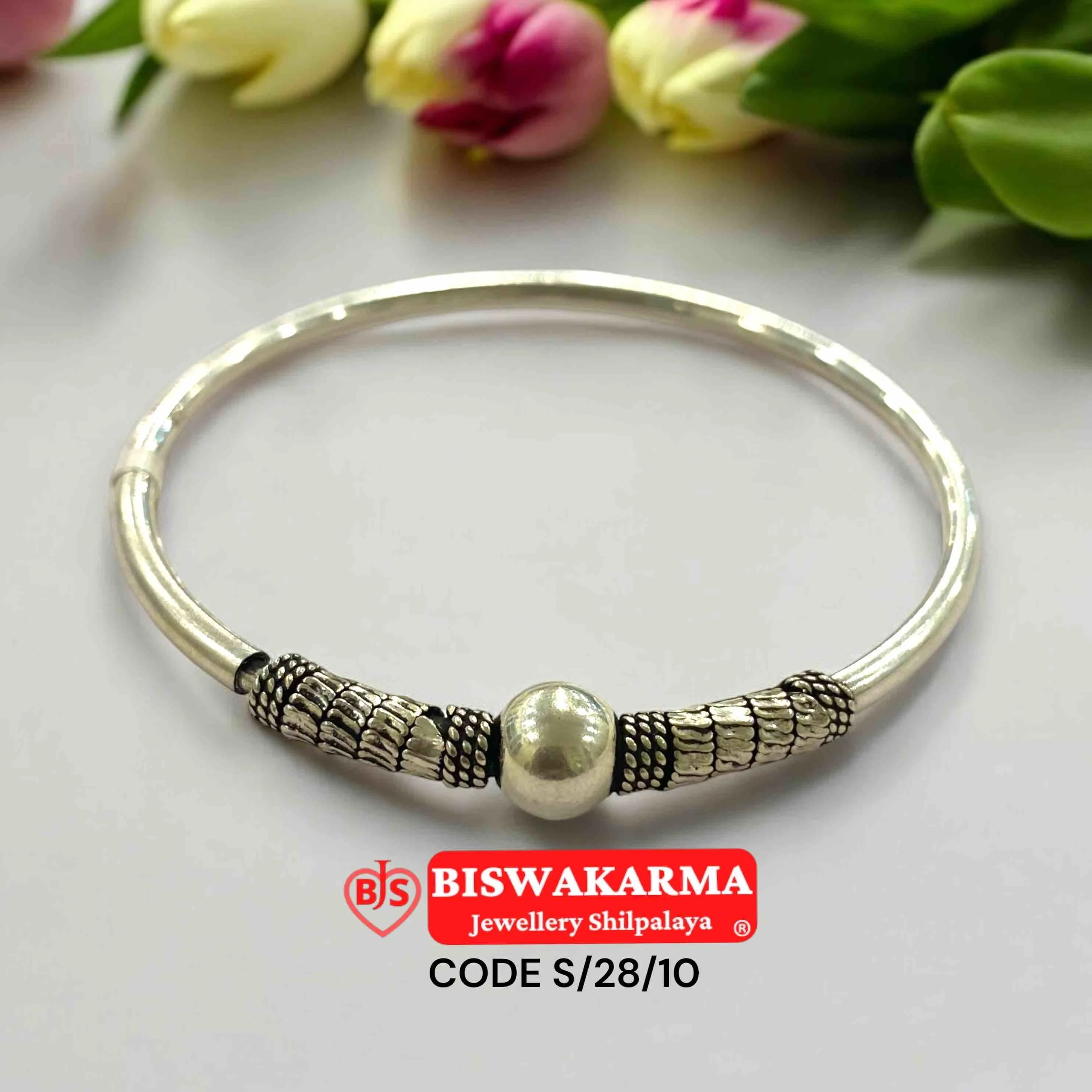 S/28/10 Center Bead Silver Bangle