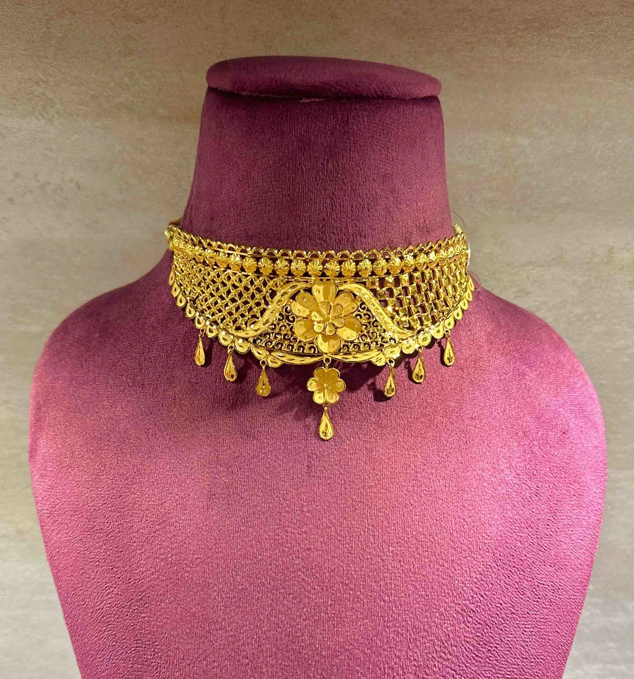 35/36 Floral Mesh Crest Choker