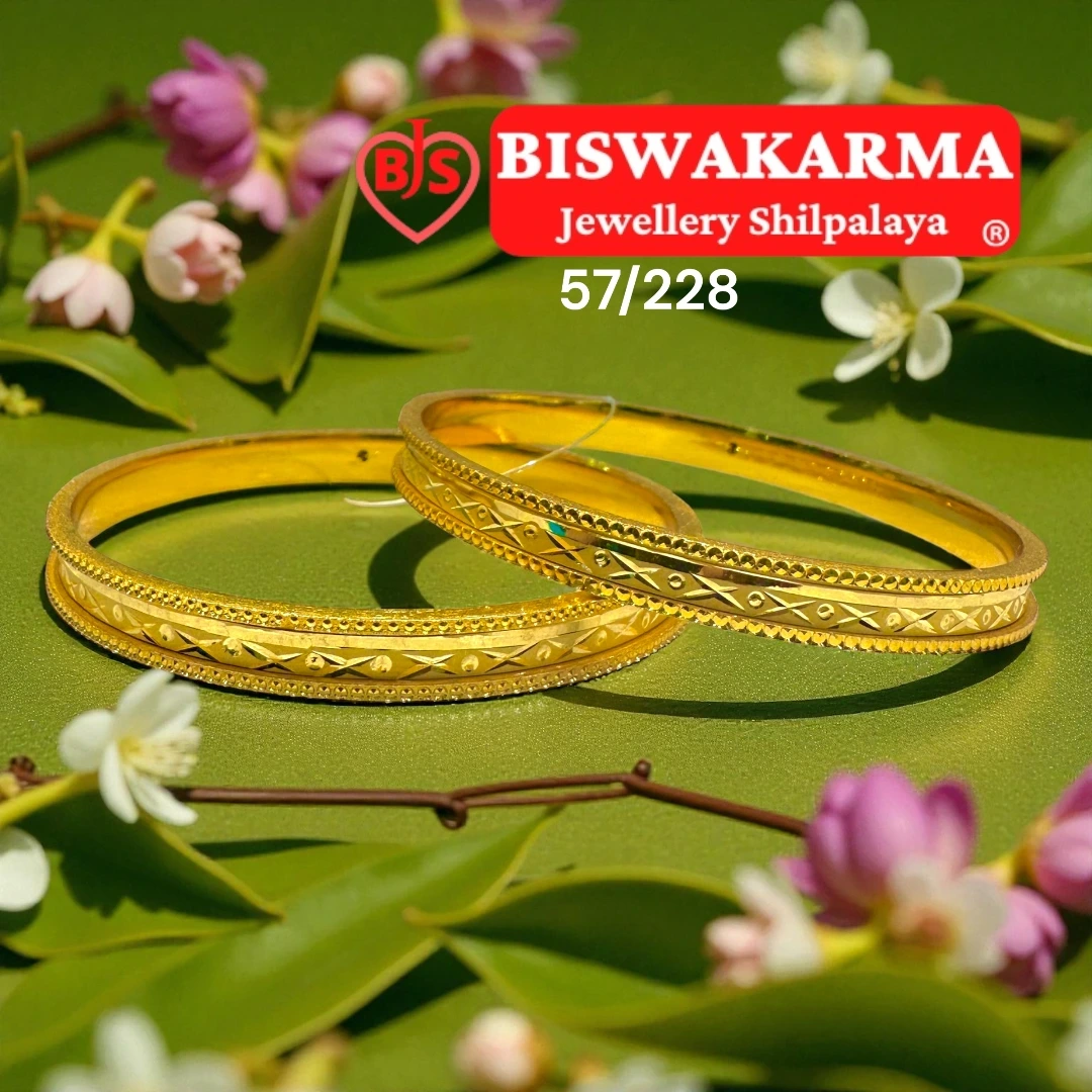 57/228 Geo Grace Gold Bangle