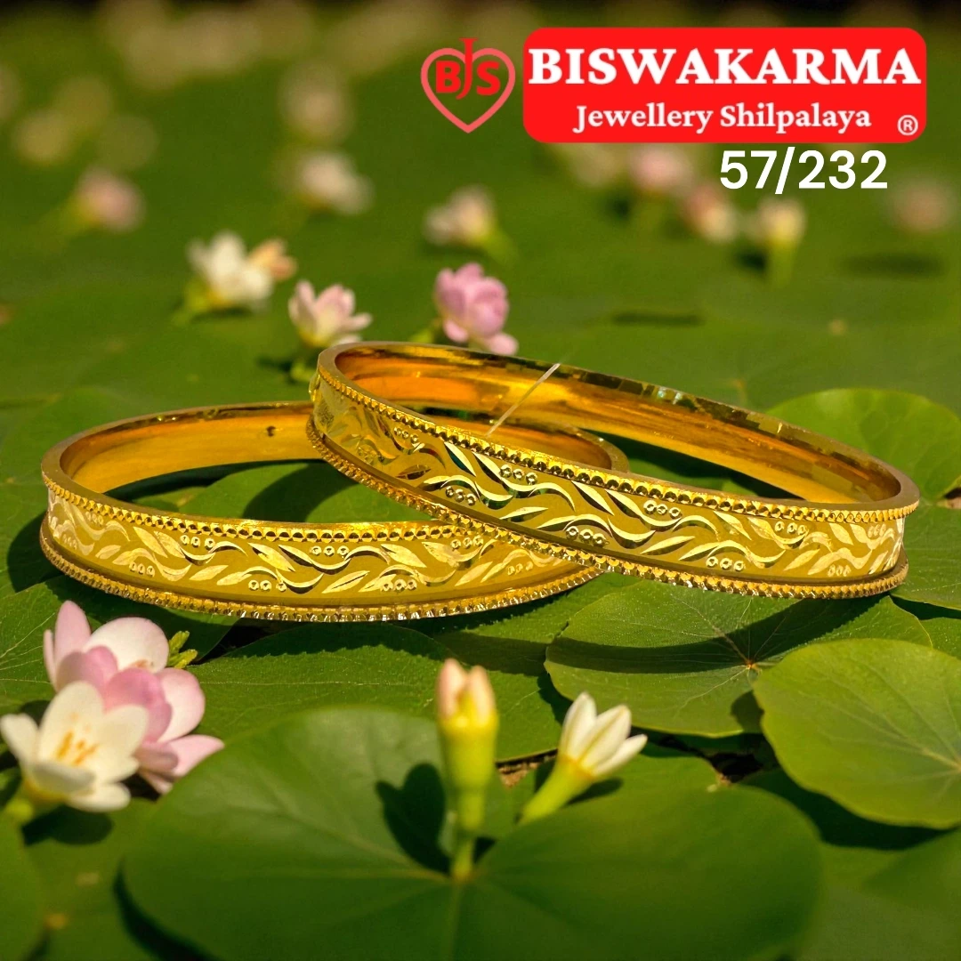 57/232 Leaf Crest Gold Bangle