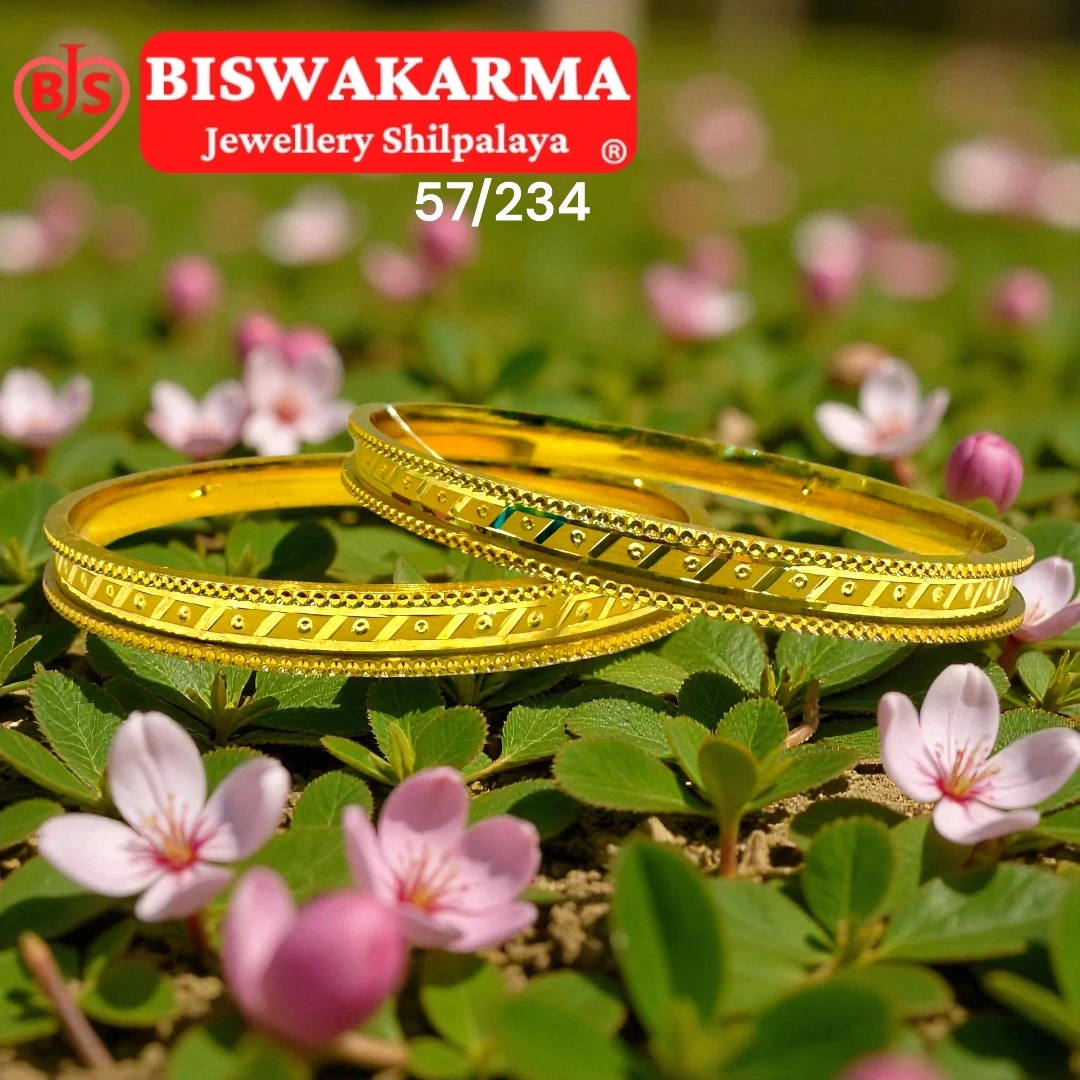 57/234 Geo Line Gold Fitting Bangle