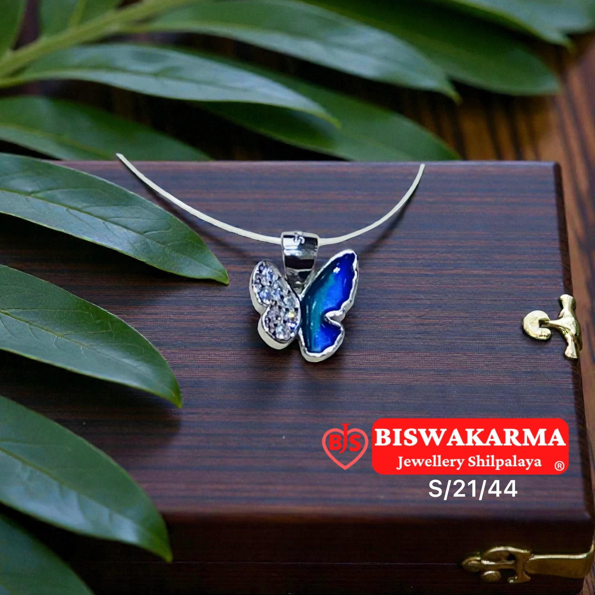 S/21/44 Half Wing Locket