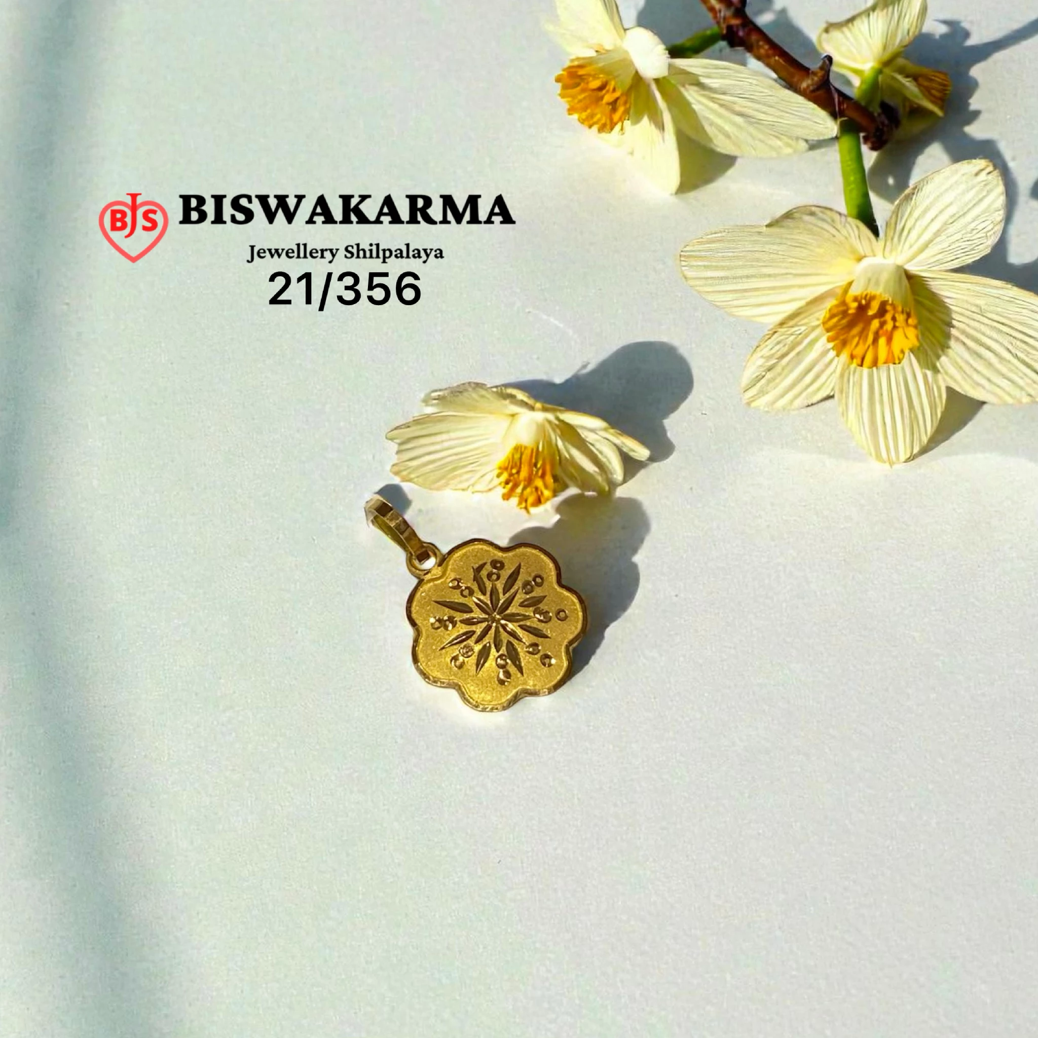 21/356 Floral Crest Fancy Locket
