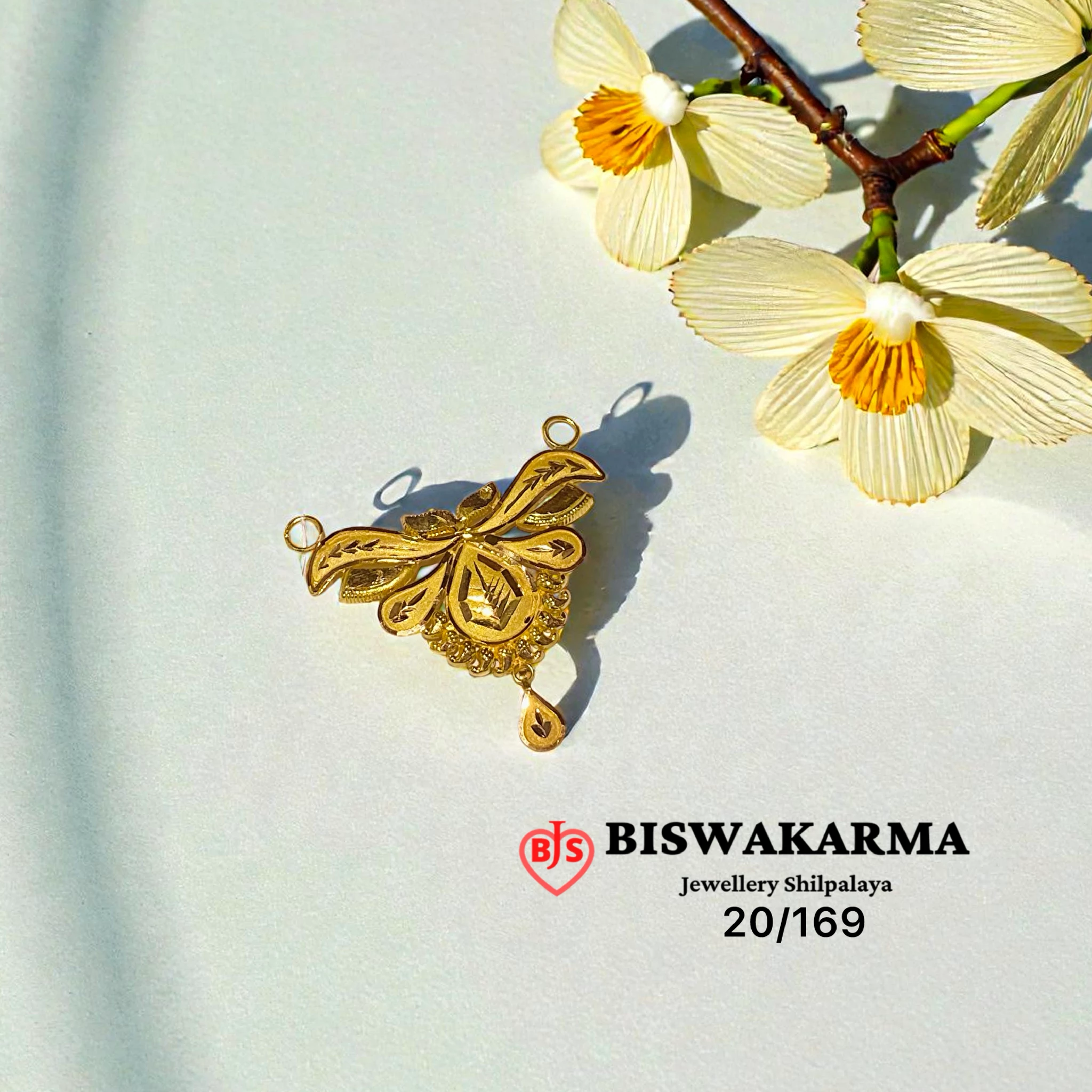 20/169 Leaf Crest Pendent