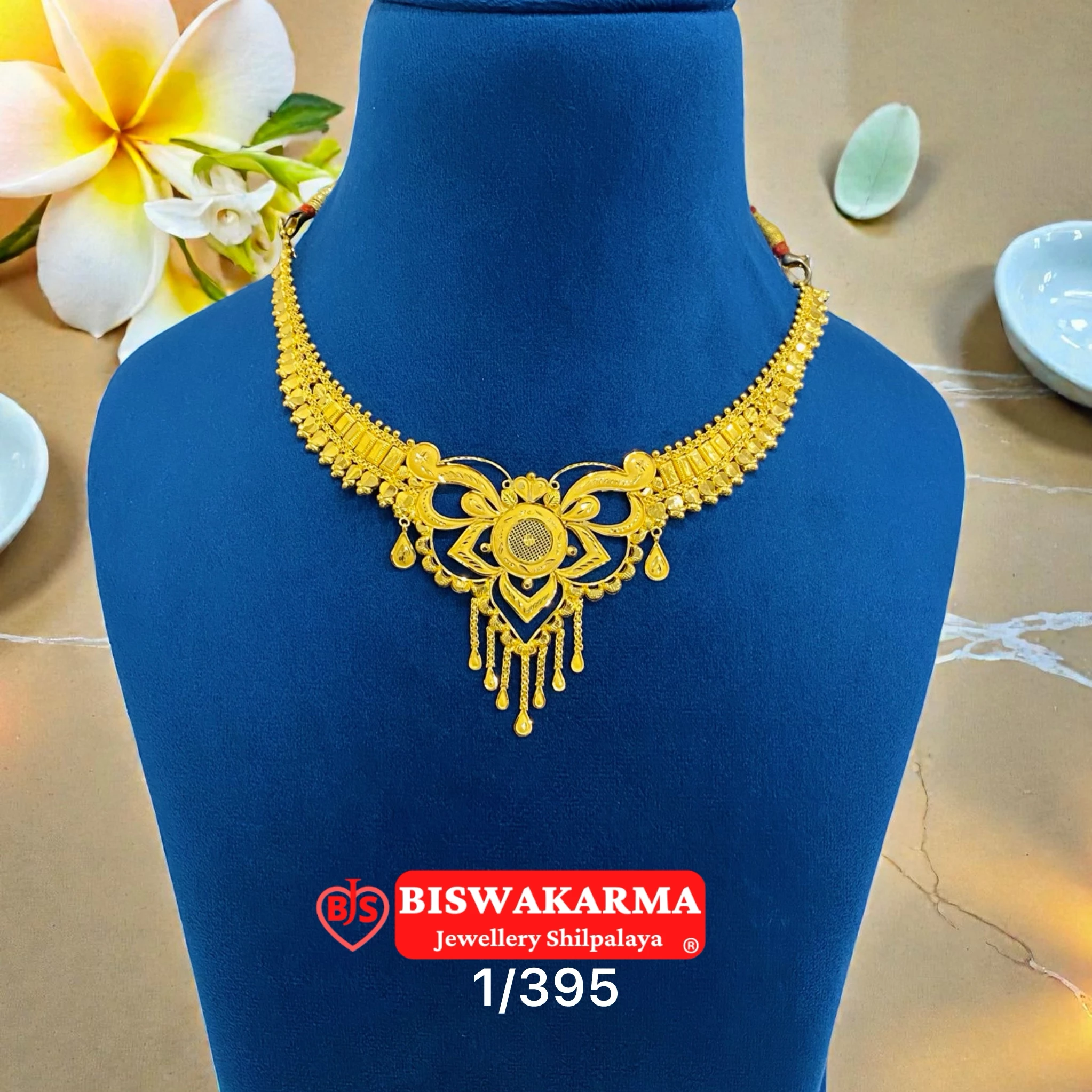 1/395 Floral Crest Necklace