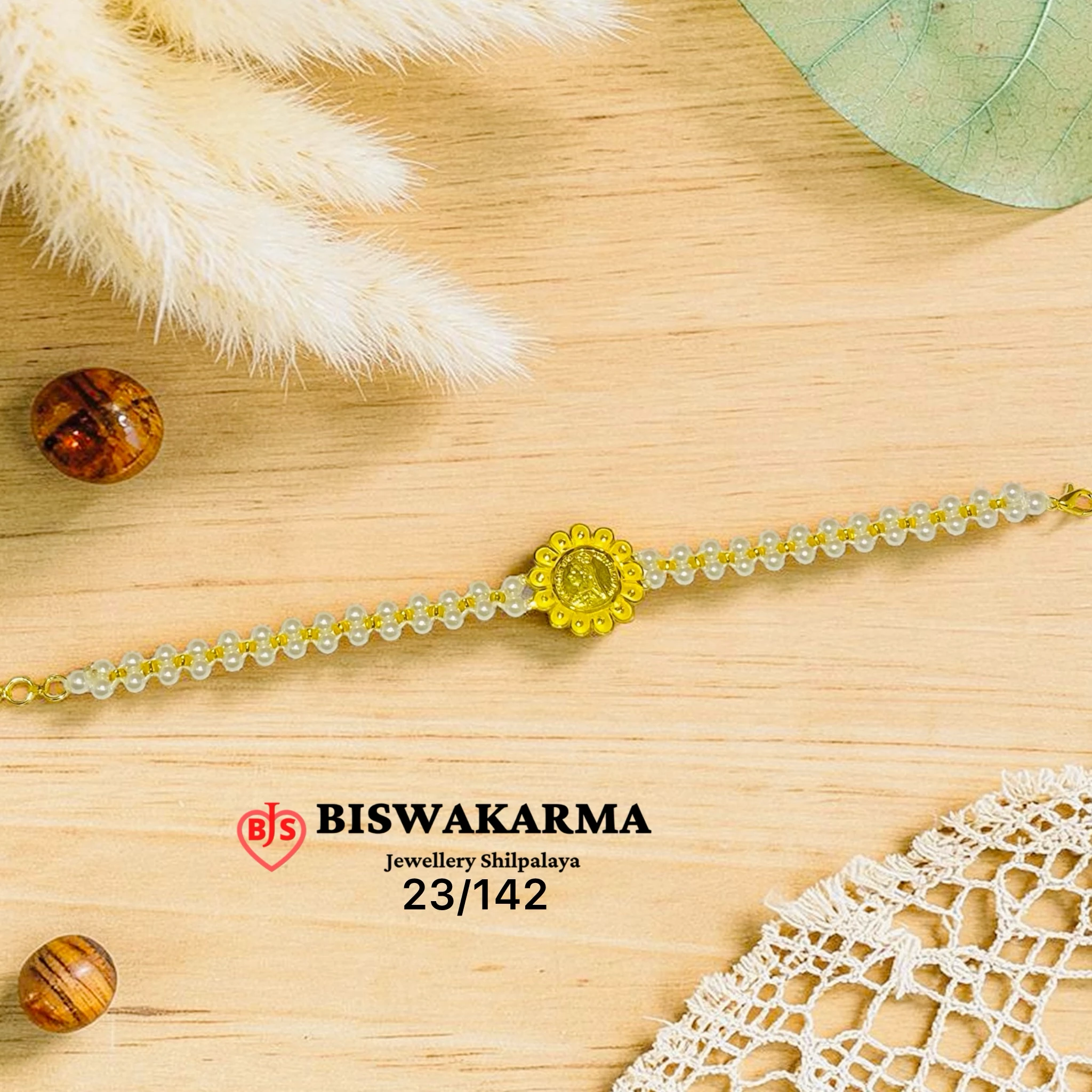 23/142 Devi Blossom Pearl Wristlet
